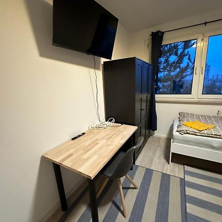 Ideal Fuer Monteure. 3 Zimmer Apartment Mit Kueche, Waschmaschine, Wifi Usw... . Halle  Kültér fotó