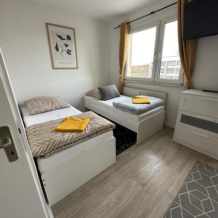 Ideal Fuer Monteure. 3 Zimmer Apartment Mit Kueche, Waschmaschine, Wifi Usw... . Halle  Kültér fotó