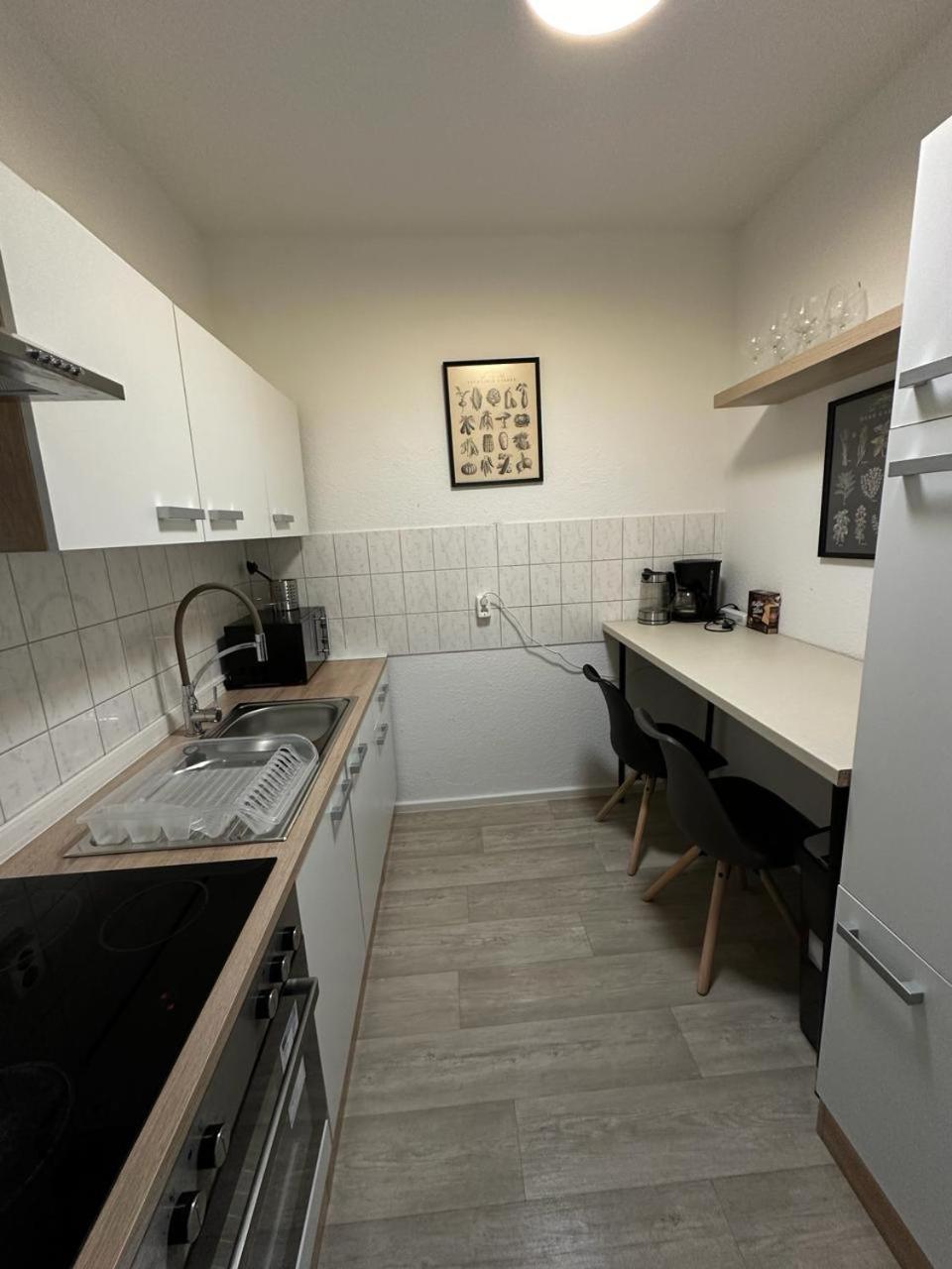 Ideal Fuer Monteure. 3 Zimmer Apartment Mit Kueche, Waschmaschine, Wifi Usw... . Halle  Kültér fotó