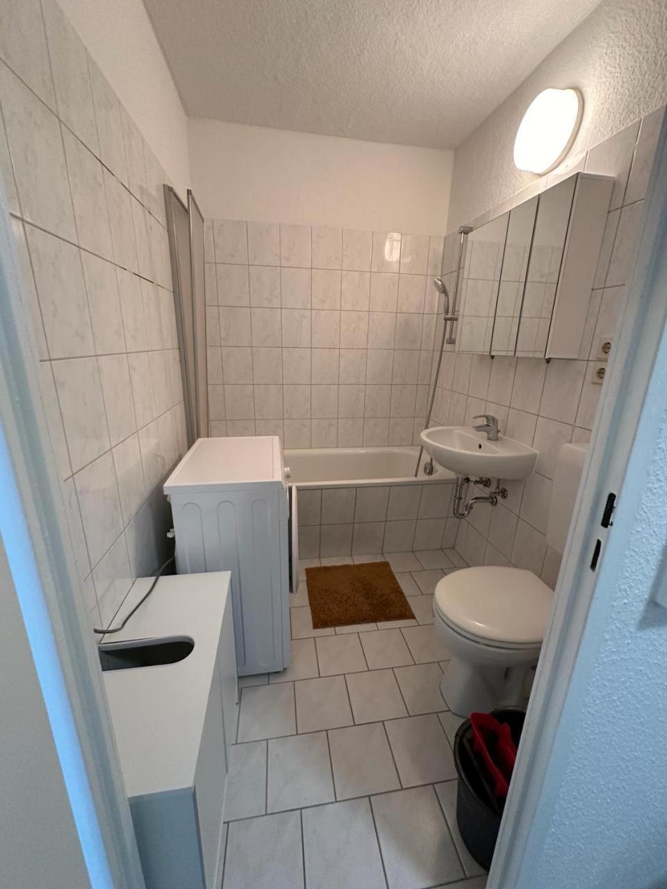 Ideal Fuer Monteure. 3 Zimmer Apartment Mit Kueche, Waschmaschine, Wifi Usw... . Halle  Kültér fotó