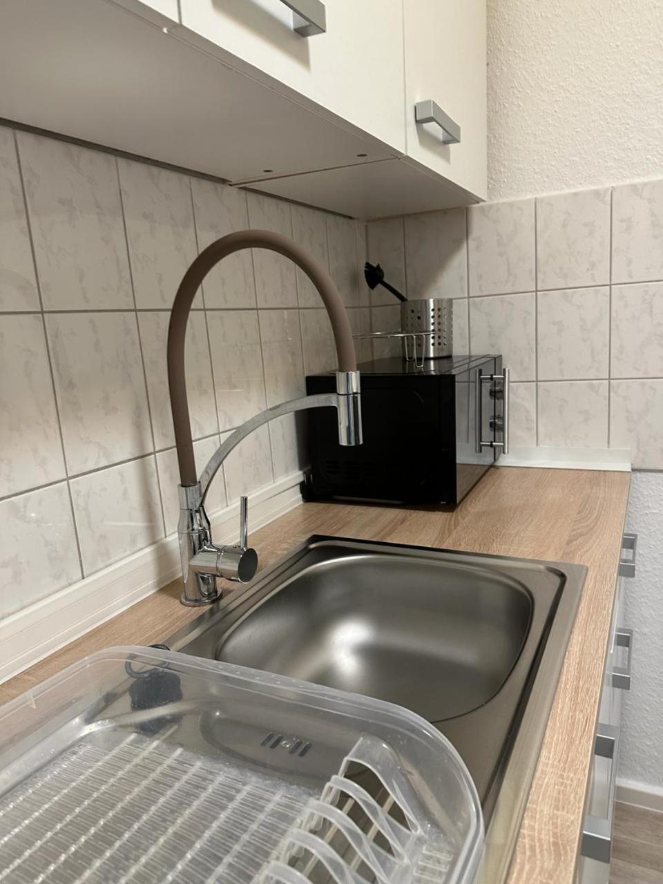 Ideal Fuer Monteure. 3 Zimmer Apartment Mit Kueche, Waschmaschine, Wifi Usw... . Halle  Kültér fotó