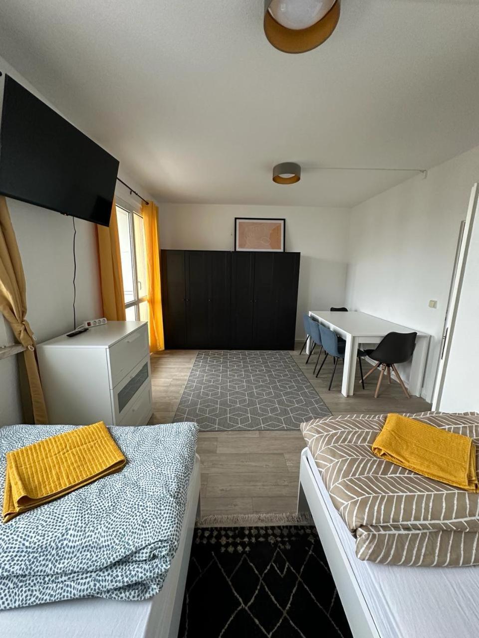 Ideal Fuer Monteure. 3 Zimmer Apartment Mit Kueche, Waschmaschine, Wifi Usw... . Halle  Kültér fotó