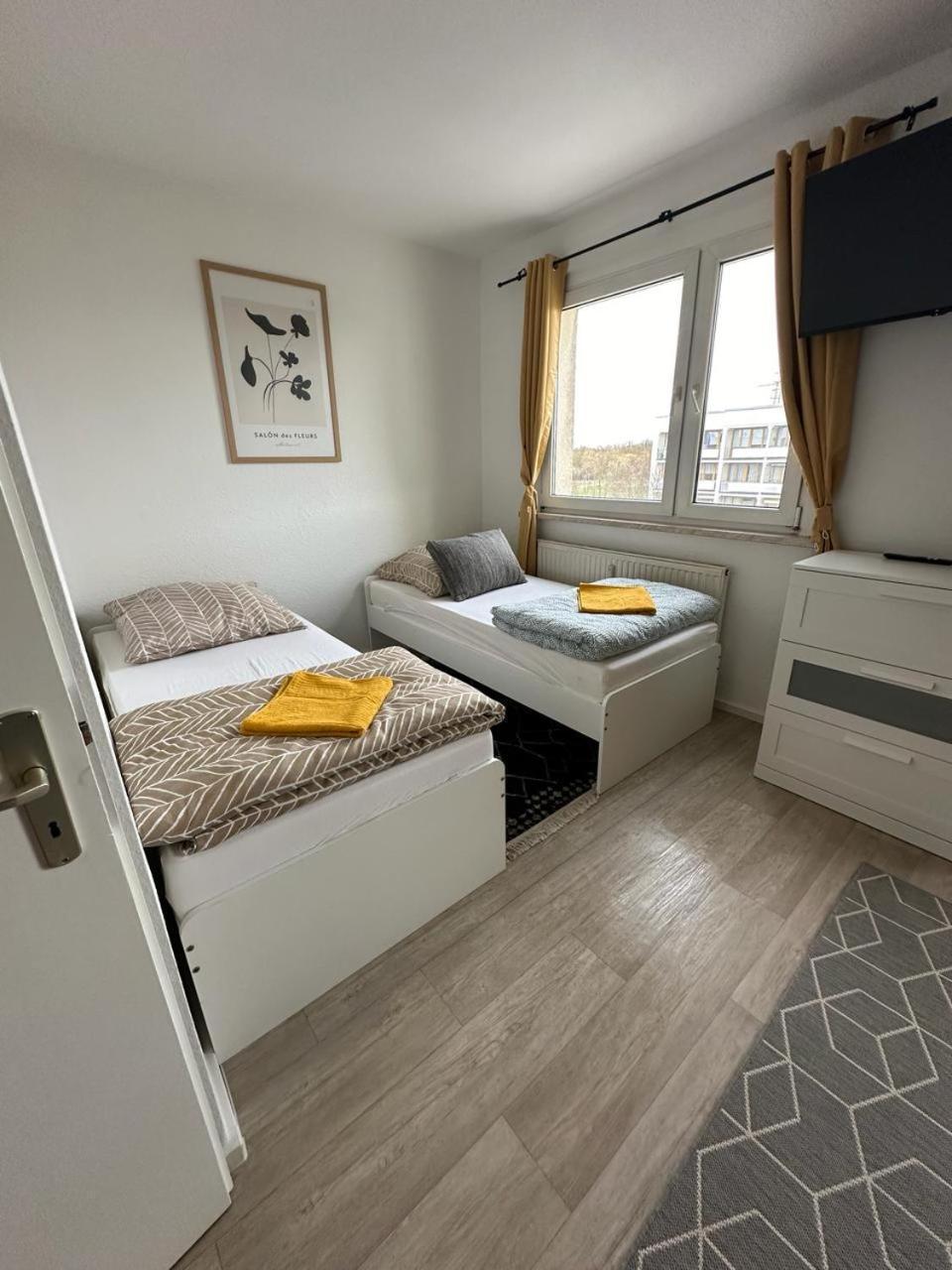 Ideal Fuer Monteure. 3 Zimmer Apartment Mit Kueche, Waschmaschine, Wifi Usw... . Halle  Kültér fotó